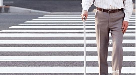  找到|老公车祸入院花费巨大, 媳妇找到肇事司机出钱治疗, 老公走出医院却看到一幕谎言