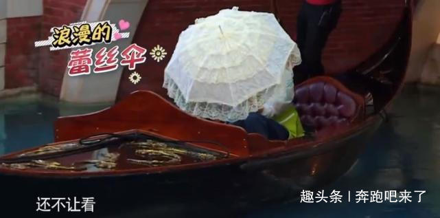 补妆|跑男“最怕素颜”女嘉宾,录节目疯狂补妆照镜子,郑恺毫不示弱