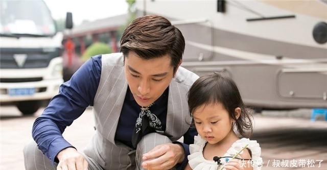 让孩子|看到爸爸在地铁上睡着，男孩手写小纸片提醒乘客，文字暖哭网友