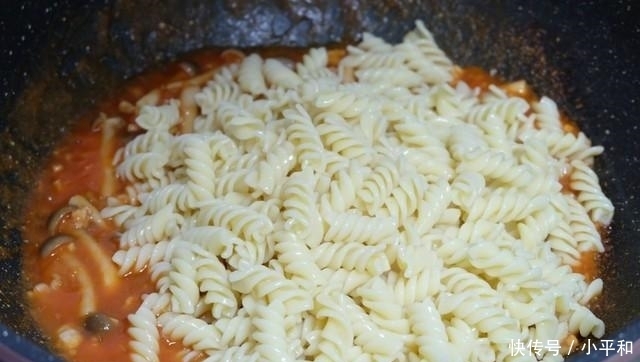 放进去|我家小朋友最爱吃这个面, 煮少了都不够, 暑假在家天天都要吃!