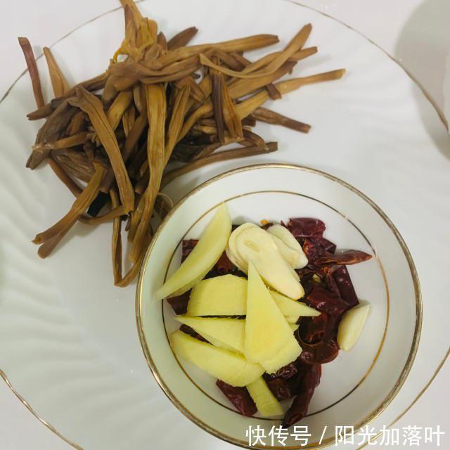 花菜|金针菜炒花菜,简单快手菜