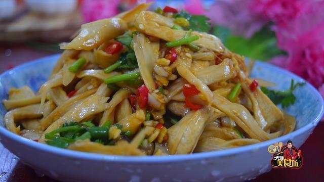 上桌|杏鲍菇别炒着吃，教你新吃法，不炒不炖不做汤，上桌就扫光，香！