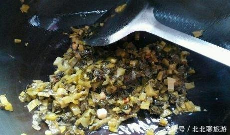 做法|做酸菜鱼时,直接腌鱼肉不对,大厨教你正确做法,鱼肉不碎不腥!