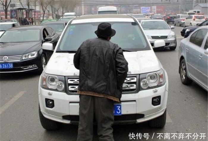 要钱|老人强行拦车要钱,不给钱就狂踹车门,司机的动作吓坏了老人!