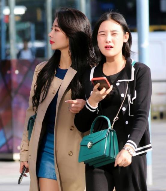  时尚|街拍：面带微笑的小姐姐，黄色卫衣配牛仔裤，青春靓丽气息