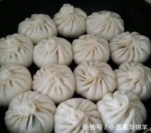  简单|两分钟学会生煎包的做法，简单易学，皮软底脆，咸香多汁