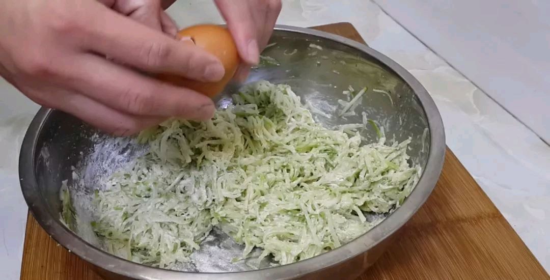 丸子|到吃萝卜的时候,我教你怎么做萝卜肉丸它们味道鲜美,但不油炸你吃得越多,它们就越香