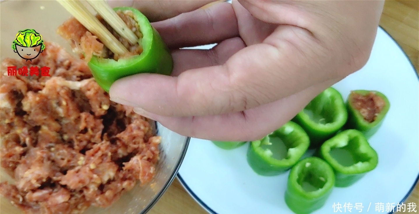 做法|青椒别再炒着吃了,教你好吃做法,不炒也不炸,出锅真的太香了