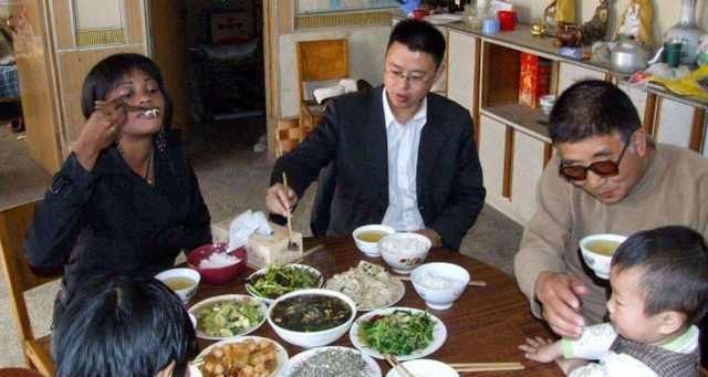 认出来|英国小姑娘有多喜欢吃中餐在中国待三年,回国时差点没认出来