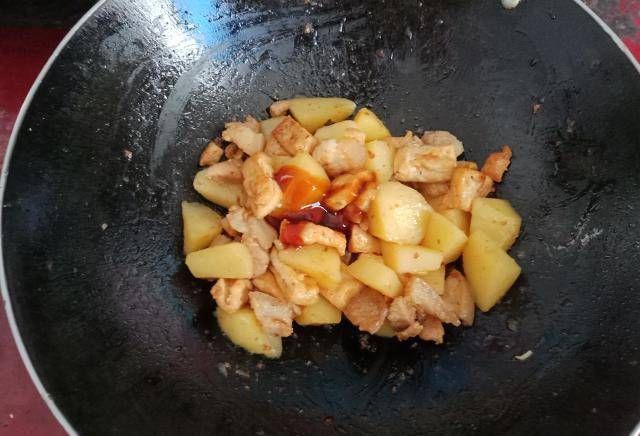 土豆焖肉片|这道菜软糯脆,营养丰富,味道鲜美,大人小孩都喜欢