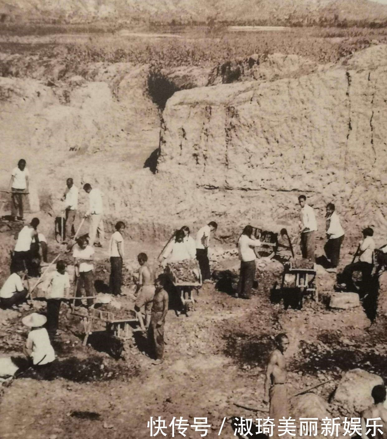 中国|暴雨冲出中国最早的石刻文字,刻有19字,却揭开了2000年神秘古国