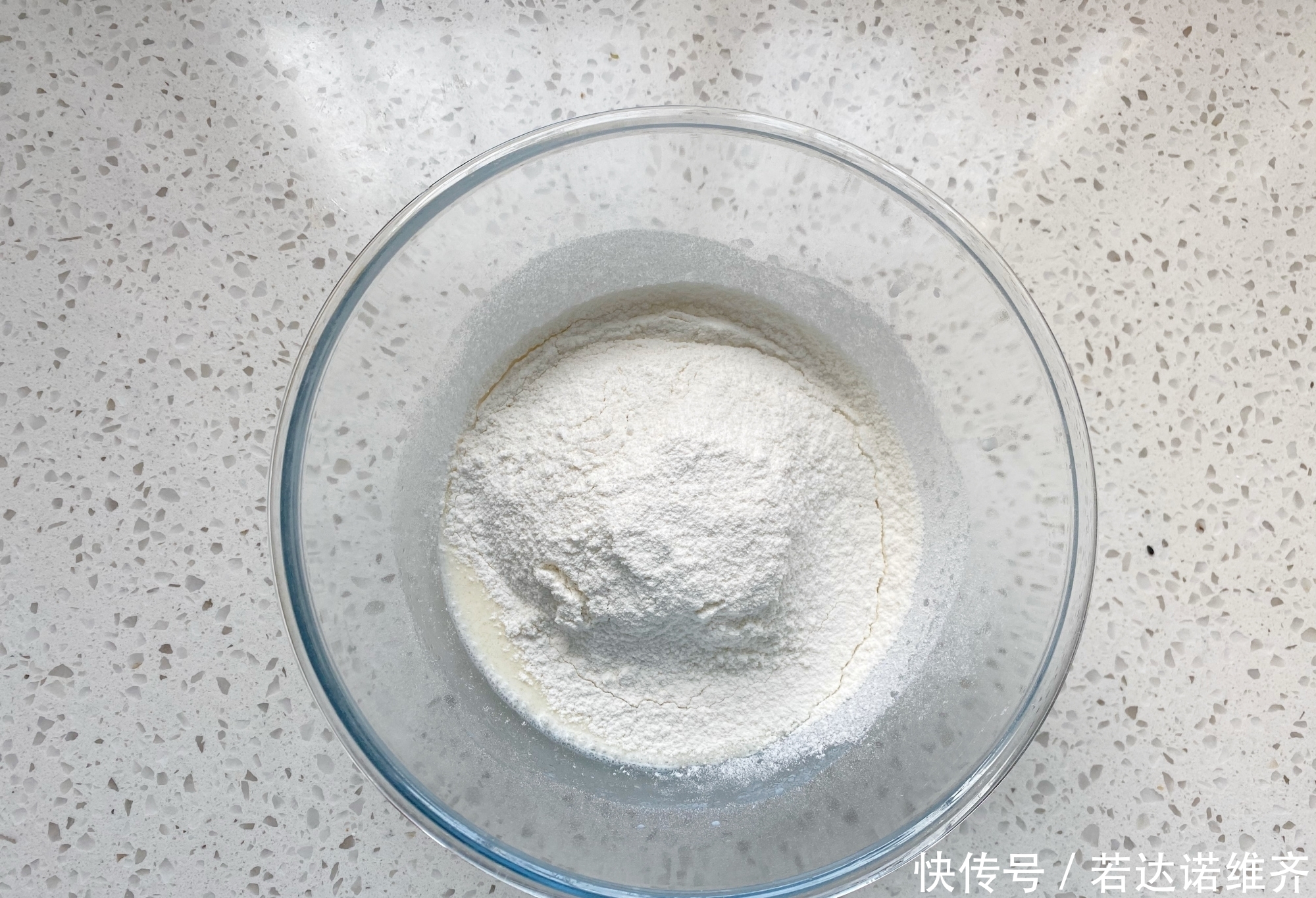 柔软|蛋糕卷最详细的教程，操作方便易成功，细腻柔软怎么卷都不裂