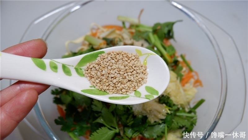 少许|三伏天,少吃猪肉多吃它,蛋白质含量高,简单一拌,5块钱做1大盘