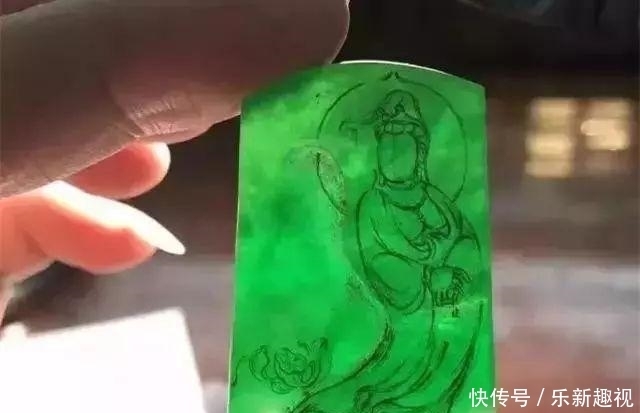  翡翠|缅商要价300万的翡翠原石，一刀切开高兴地跳起来！