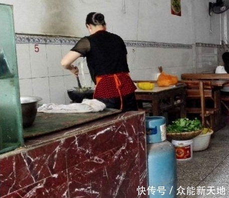 面馆|面馆的面大碗1元小碗5元，男子吃了份大碗面，结账时却尴尬不已