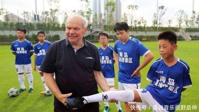  座上宾|还记得国足第一位洋帅吗？曾上春晚当座上宾，如今78岁仍不愿退休
