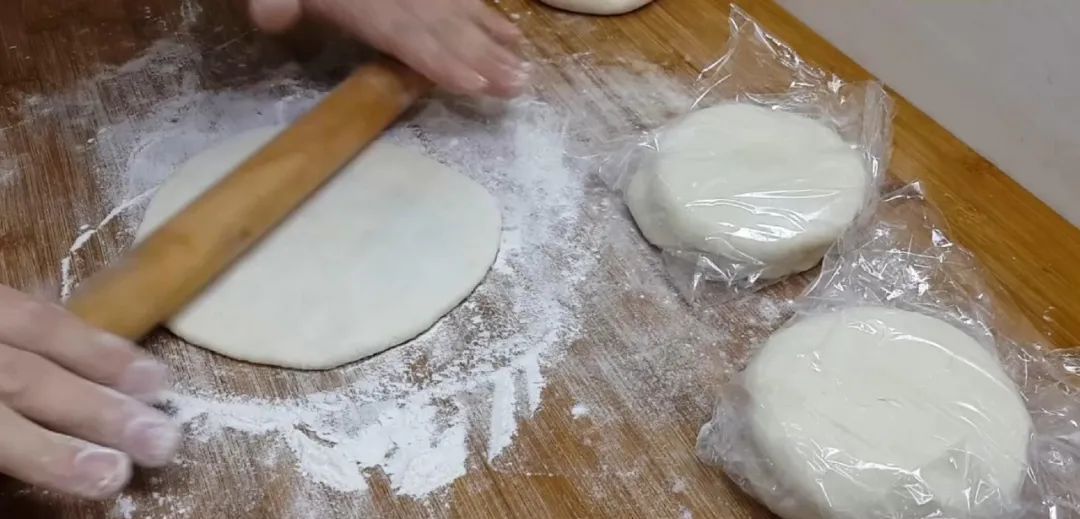 懒人|鸡蛋饼这样做太香了,教你懒人做法,鼓泡零失败,吃过就念念不忘!