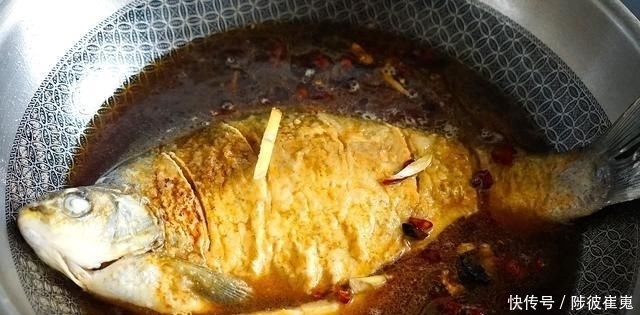  家常|家常红烧鱼的做法,教你怎么煎鱼不粘锅,学会了比下馆子的还好吃