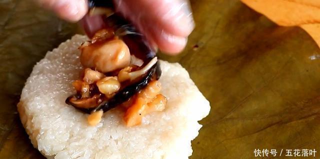  早餐|早餐店一个糯米鸡卖10元，教你在家做，软糯鲜香，出锅简单美味