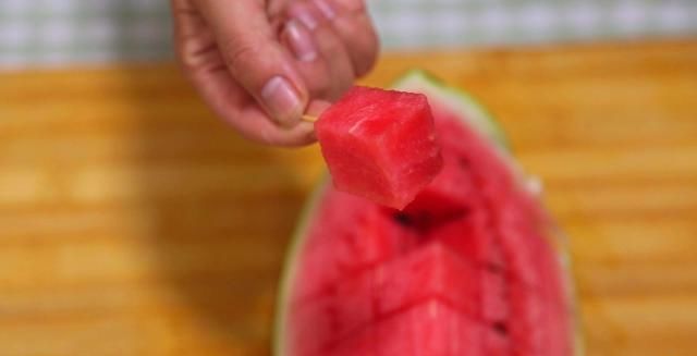 动作|开启吃西瓜的创意新方式用这三个动作切西瓜它不脏也不流果汁