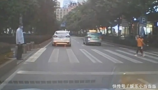 辱骂|一车主因礼让行人被后车鸣笛催促、别车辱骂，最后结局极度舒适！