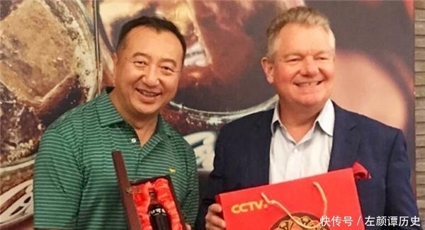 火遍|他因一张站长城喝可乐的照片火遍世界,41年过去,如今现状如何?