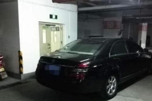  通道|车库通道被奔驰霸占，物业打50个电话被拒接，第二天奔驰车主哭了