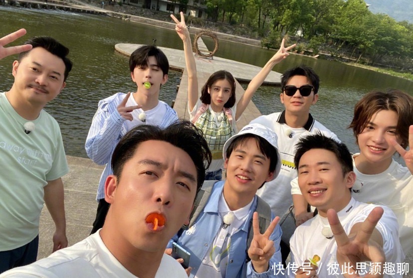  肩上|奔跑吧杀青：蔡徐坤把手搭在郭麒麟肩上，有谁注意李晨的手？