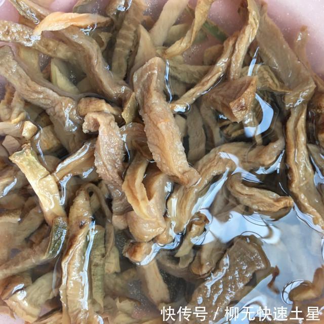  泡椒|泡椒炒咸菜干，微辣爽口。好吃下饭