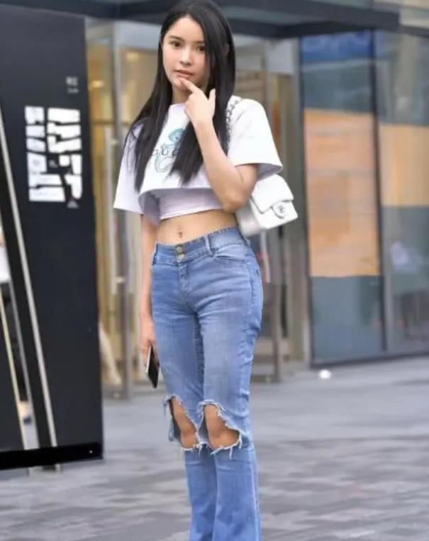  白色|街拍：皎若秋月的美女，一件白色短袖配漏洞牛仔裤，时尚靓丽气息