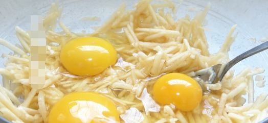 加上|多给孩子吃苹果,加上鸡蛋搅一搅,锅里一摊,孩子天天嚷着吃