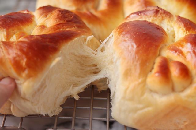  面包|教你做玉米油老面包，发酵时冷藏3个小时，更松软香甜