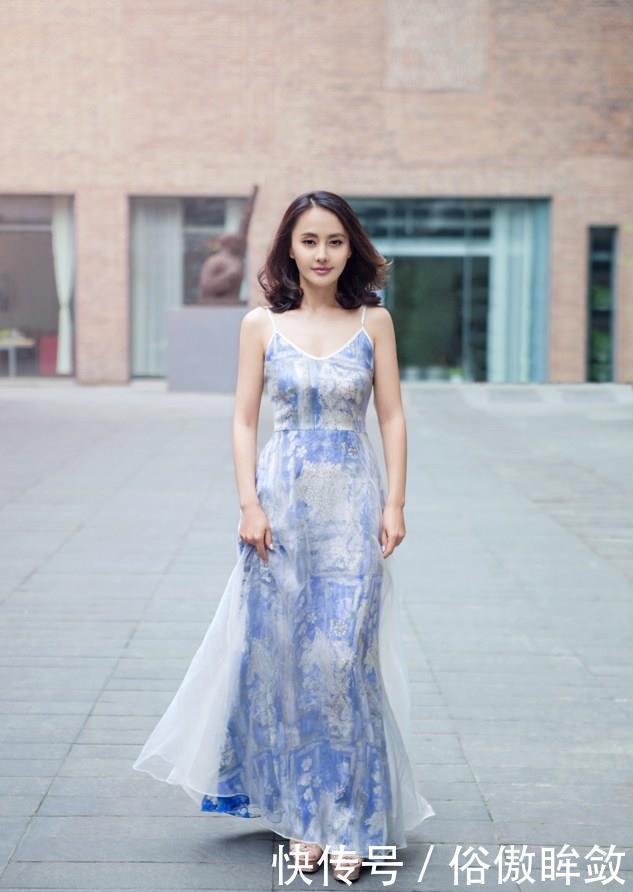 活动|马雅舒携外籍老公出席活动,白裙玩转高段位,夫妻搭肩秀恩爱