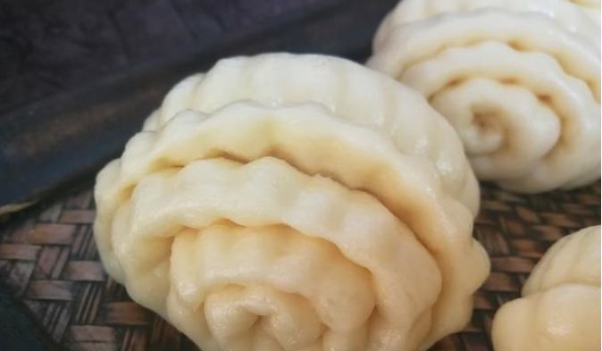 卷起来|手把手教你在家蒸花卷,一根筷子就搞定,花卷蓬松柔软,比包子馒头还好吃