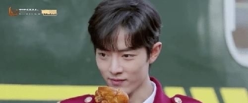 肖战|张若昀送礼物表心意,肖战拿到手里后,脸上却露出了嫌弃的神情