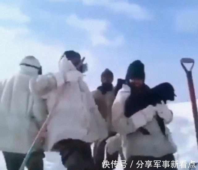 印度|印度边境山区连日降温降雪,军人苦中作乐,抱着一只黑狗又唱又跳