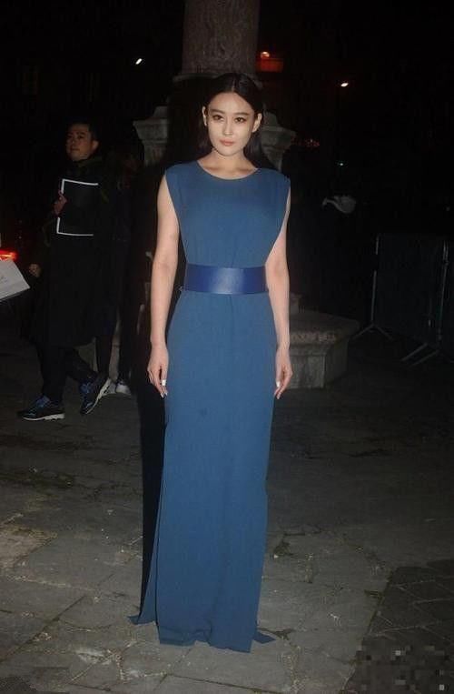 下图照片中|张馨予皮质西装配热裤大玩下衣失踪,女人帅起来更“诱人”