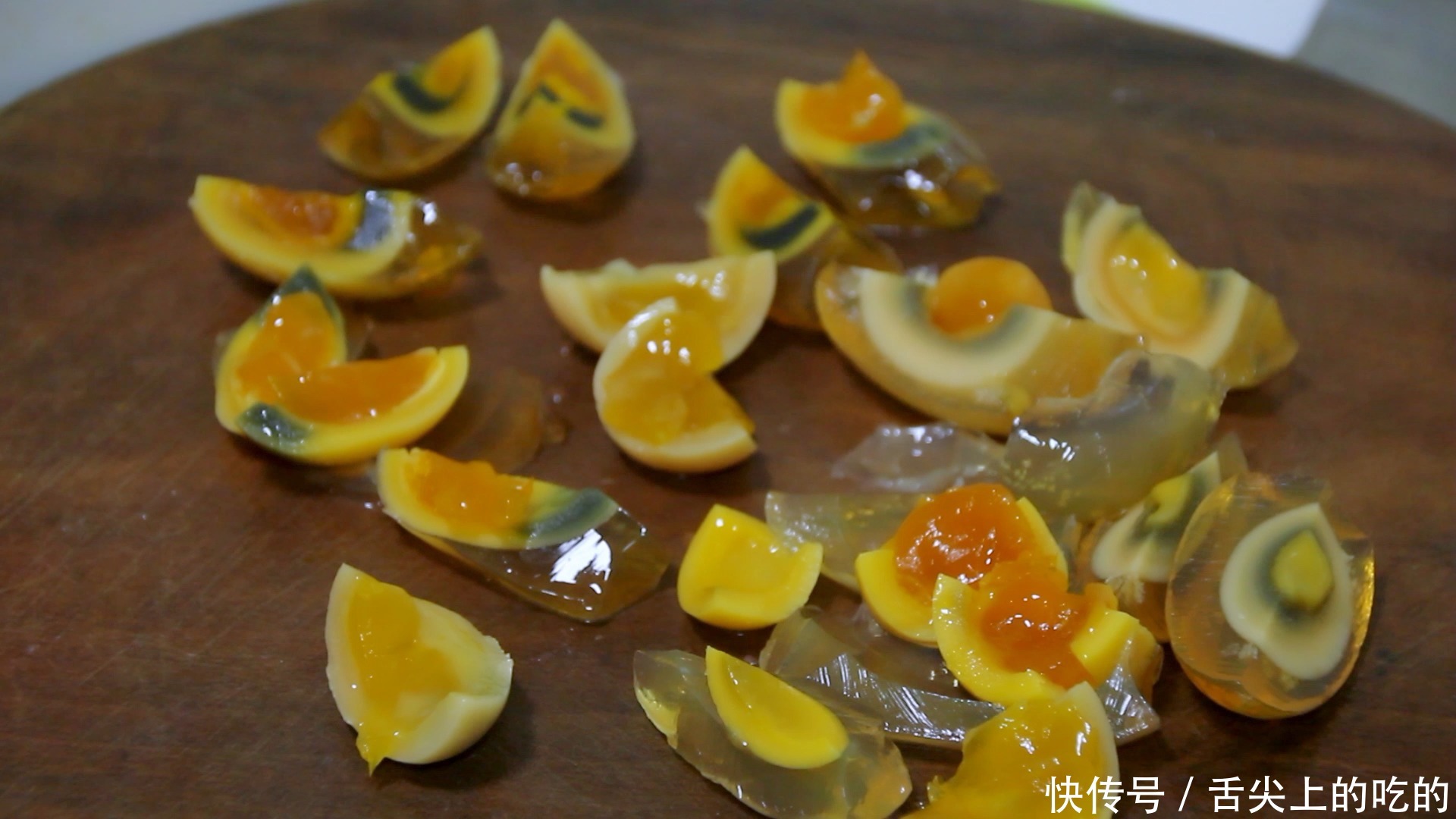 夏季|教你做网红夏季凉拌菜:皮蛋拌豆腐,色泽鲜亮口感丰富