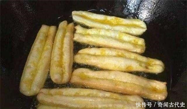 炸油条|炸油条为啥都是两根一起下锅竟跟害死岳飞的秦桧有关!