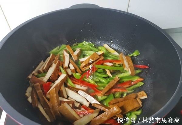  饭菜|一家三口的午餐，家常下饭菜简单味美，精细搭配家人都喜欢