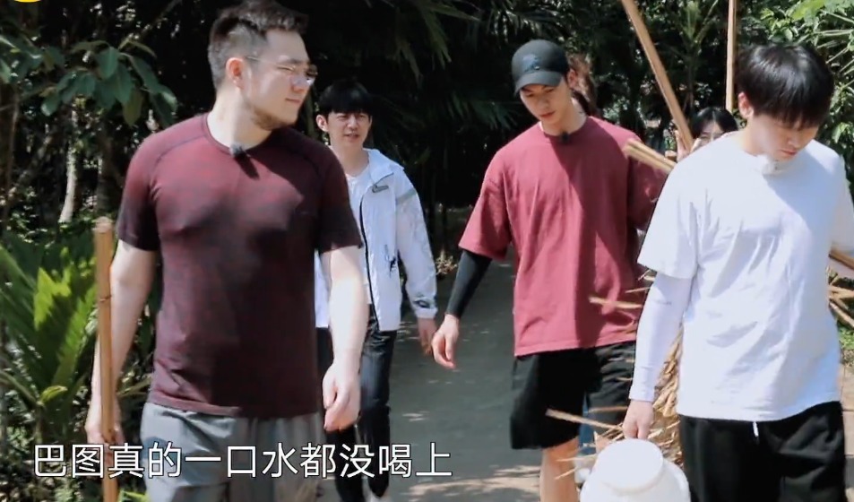 不让|向往迎来4季最惨嘉宾,进门一口水不让喝就唆使干活,区别对待太明显