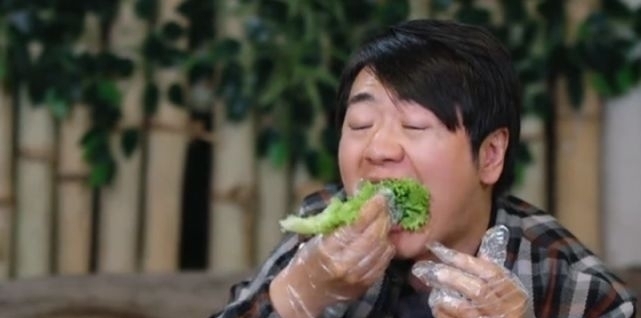 综艺|郎朗上综艺成为吃播,啃鸡腿丝毫不顾及形象,网友:你可是钢琴家
