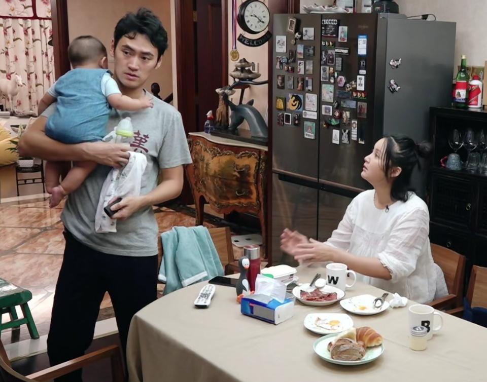 美食|张歆艺探班袁弘,给全剧组送美食和风扇,袁弘上来就是一个树懒抱