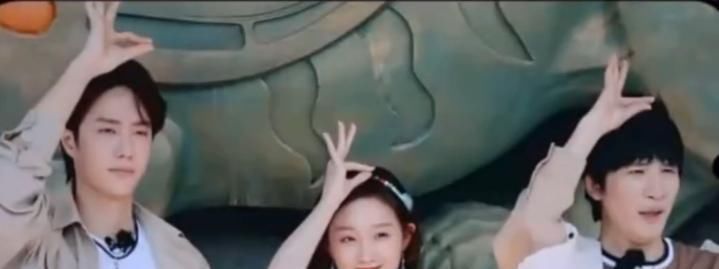 享受|王一博答错问题被惩罚却享受指压板,现场学孔雀被迫营业