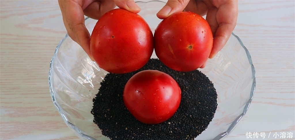  黑芝麻|3个西红柿加1碗芝麻，教你简单又好吃的做法，出锅老公连吃5个