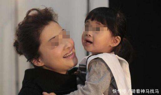 上车|小女孩坐公交没零钱，司机将她赶下车，乘客怒斥后才知司机好心！