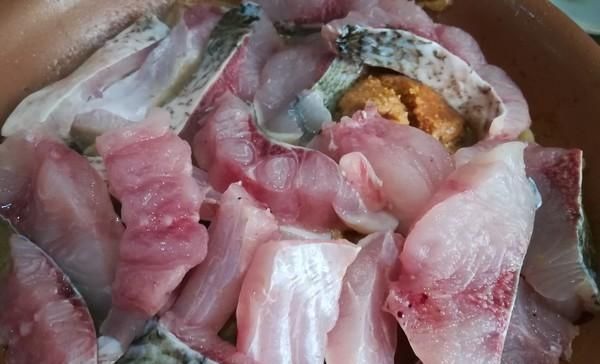  小心|不小心被鱼刺卡到喉咙，教你1招，比喝醋还好，让鱼刺自己跑出来