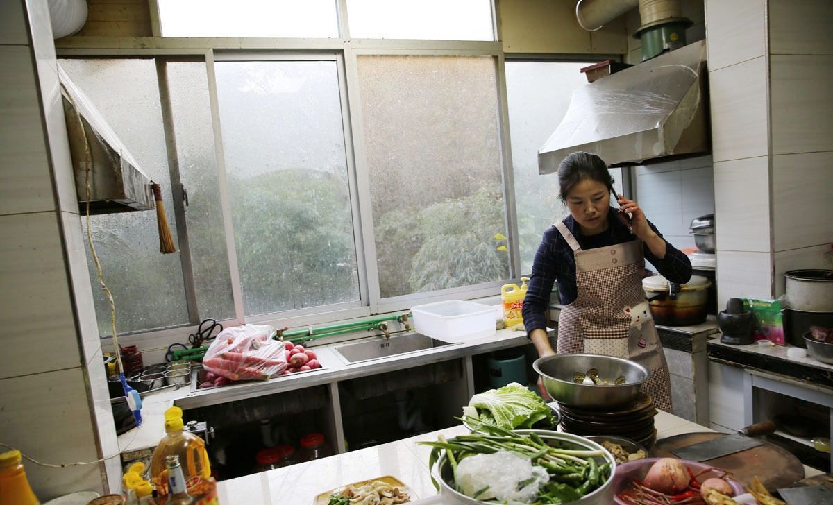 小镇|85后美女厨娘,选食材很挑剔,小镇上的人都爱吃她做的家常菜