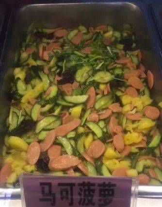 大妈|学校食堂大妈,免费送你饭菜,你会选哪一种,网友我还啃面包吧