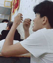 GIF|搞笑GIF：哈哈，被别人看到尴尬了吧？